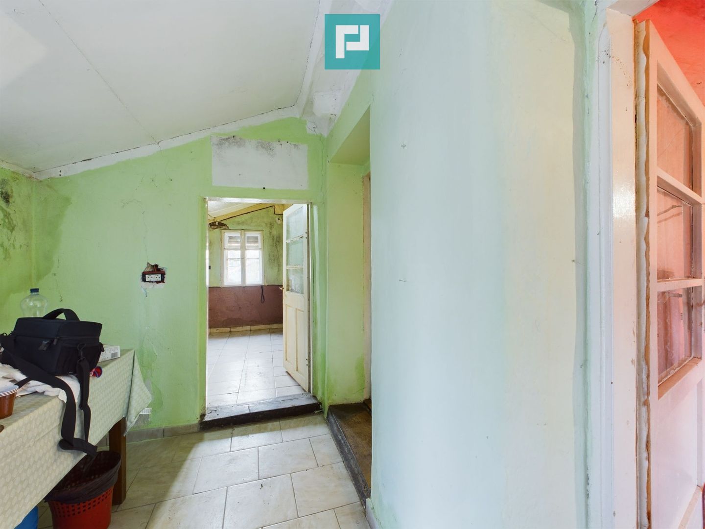 Casă modestă cu 3 camere în Ghioroc - Poză 3