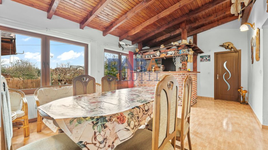 Vilă cu 6 dormitoare, 2 garaje, anexe multiple - 2076 mp teren - Poză 9