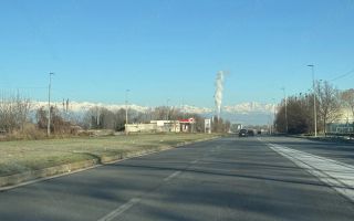 Teren intravilan 2218 mp în Strunga, zonă centrală, cu utilități și deschidere la drum principal - Poză 2