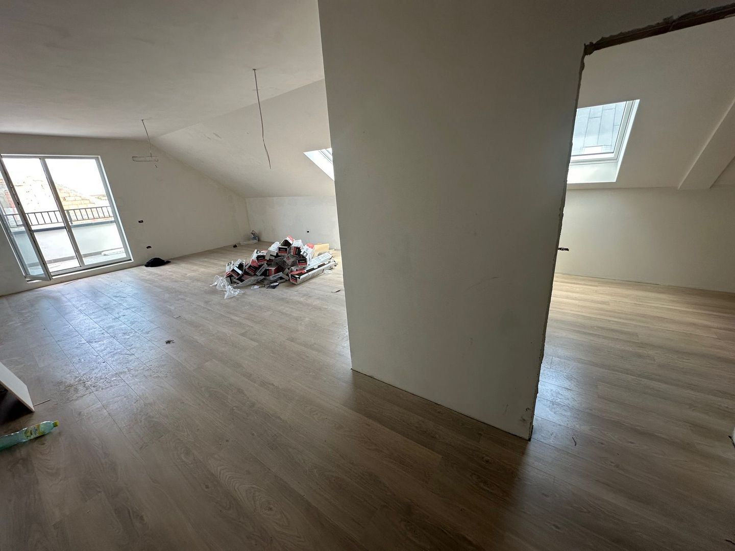 Apartment bloc nou cu lift si loc de parcare inclus - Poză 2