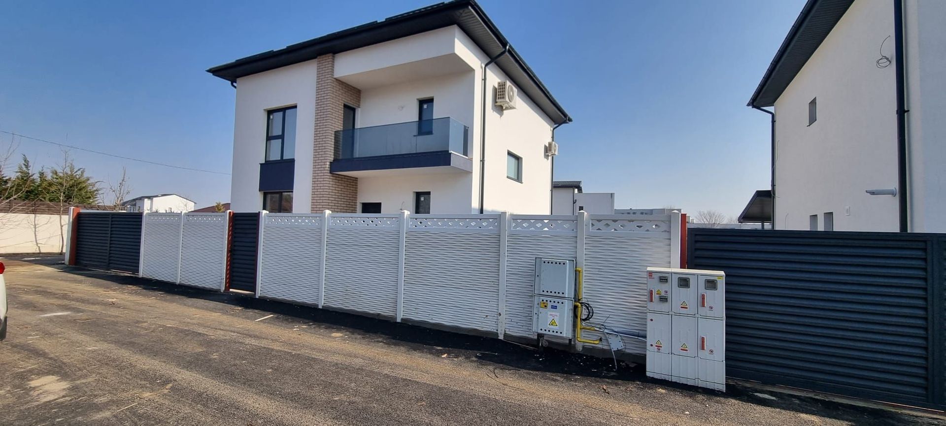 Vilă Individuală cu 700 mp Teren și Mansardă Amenajată - Poză 3