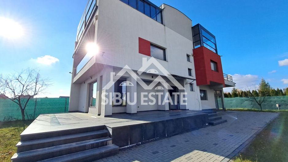 Casa cu 4 garaje, terase panoramice, teren mare - Poză 25