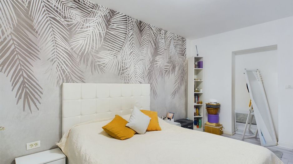 Apartament cu 2 camere la curte , renovat recent - Poză 3