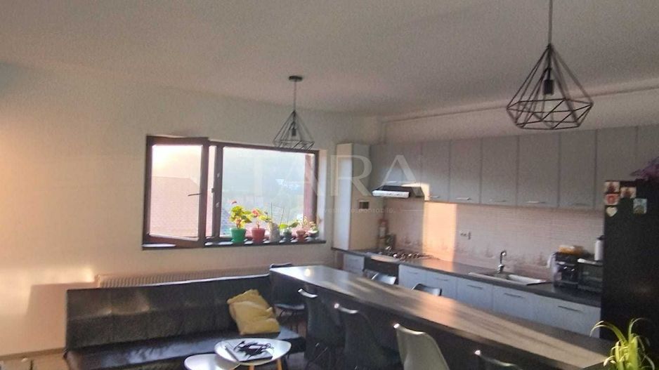 Vanzare apartament pe 2 nivele, orientare Sudica. - Poză 1