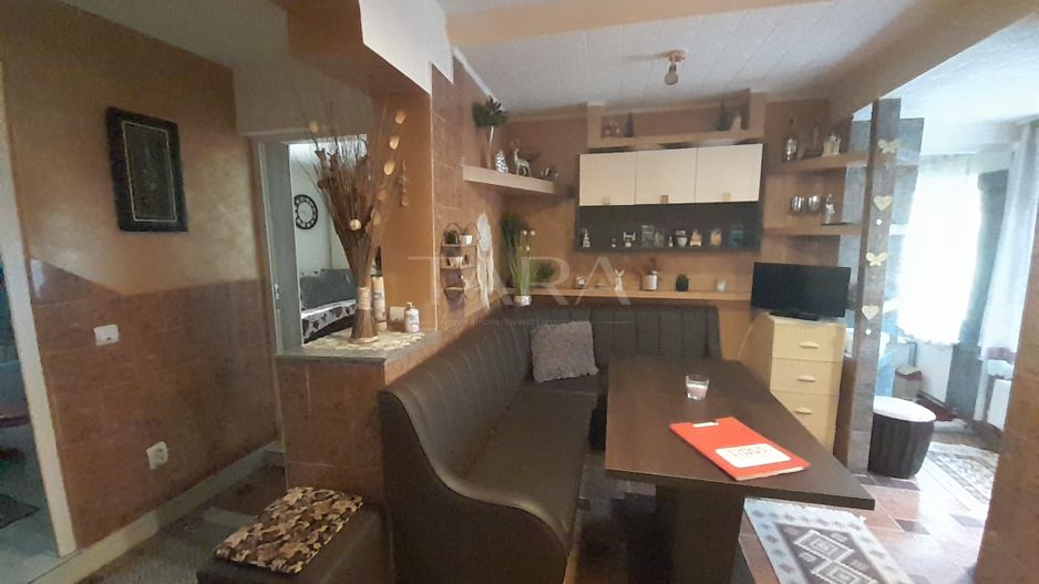 Vanzare apartament la curte comuna in zona centrala - Poză 1