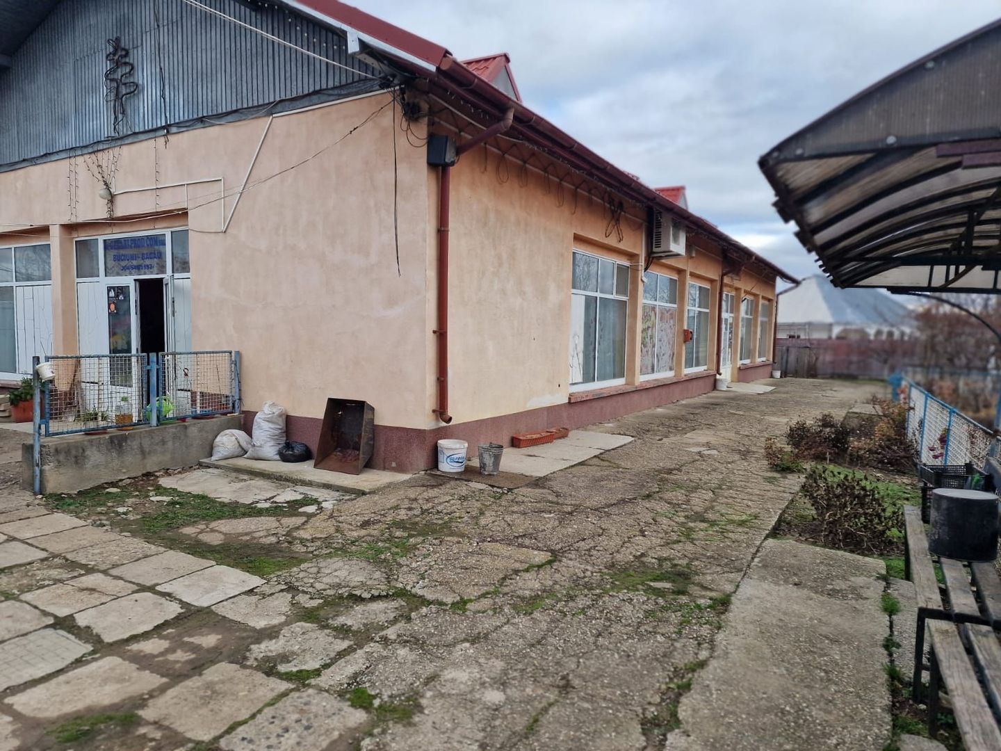 Se oferă spre vânzare / închiriere clădire cu spațiu comercial - Poză 12