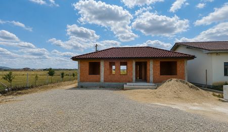 Casă la roșu, plan Parter – 500 mp teren, front 20 ml – Cihei