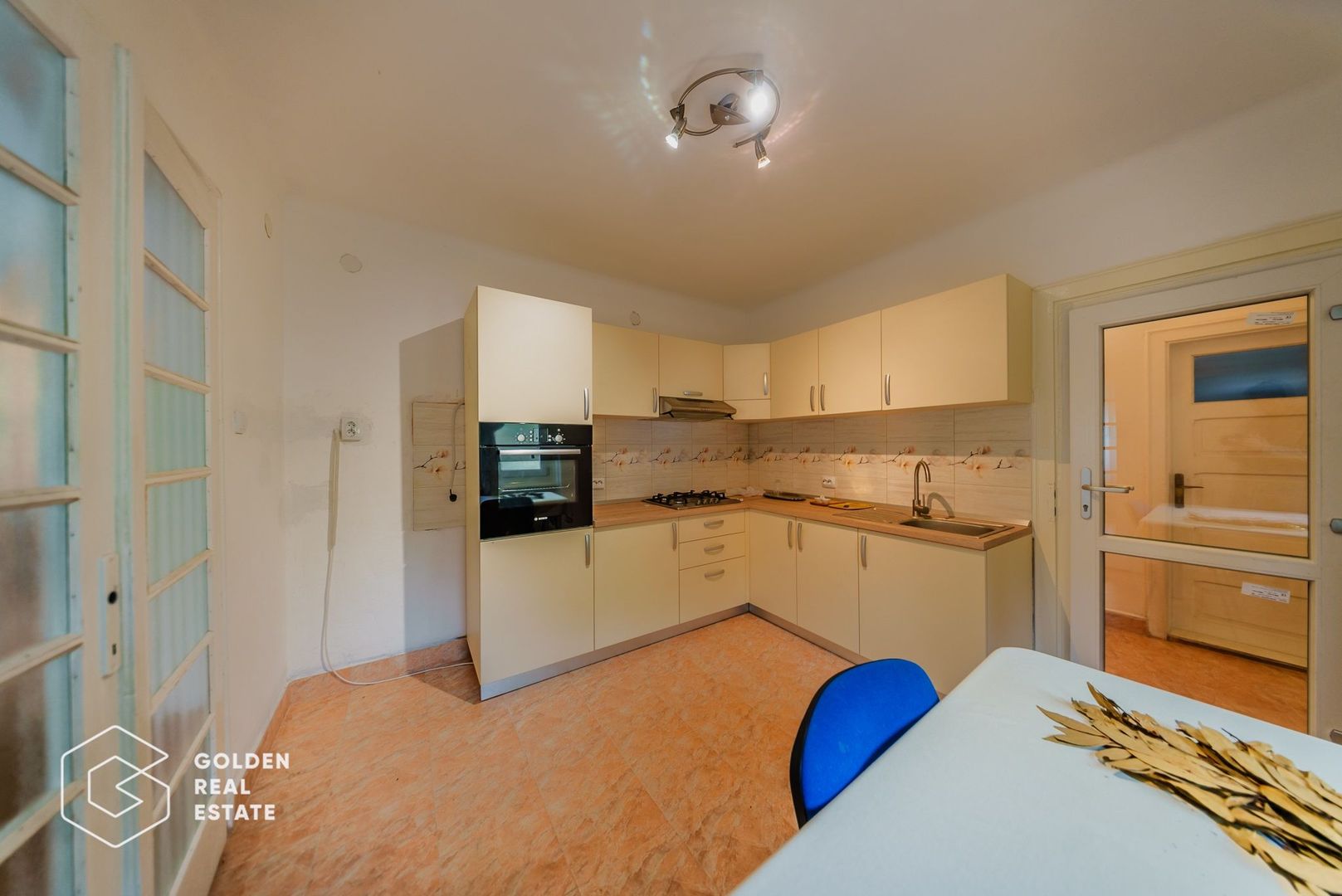 Vila superba, P+E,  Cuvin, 9 camere, 200 mp si teren 1300 mp plus anexa 3 camere - Poză 3