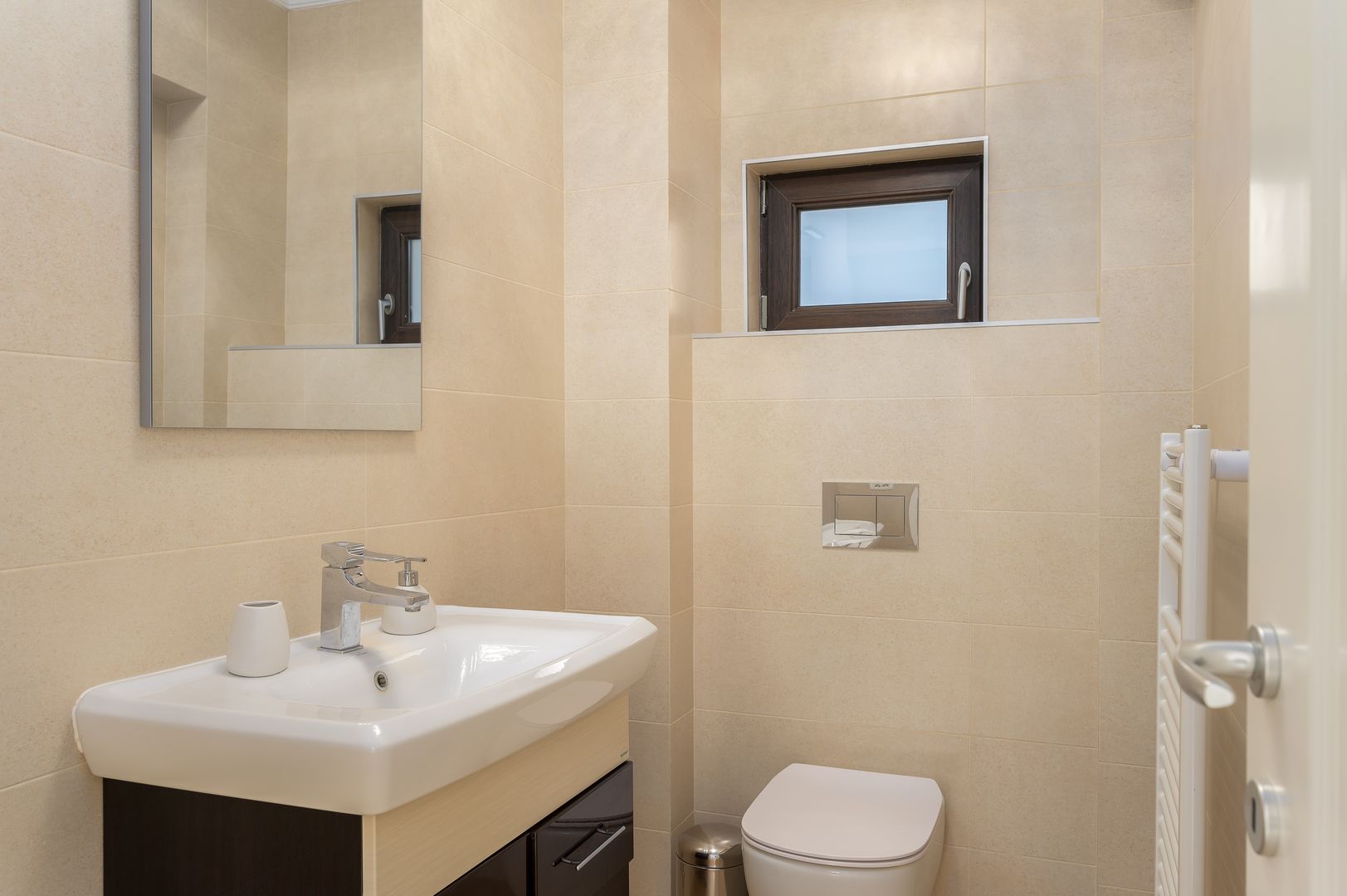 Vilă de inchiriat renovata recent, 1000 mp teren,  terasa de vara - Poză 12