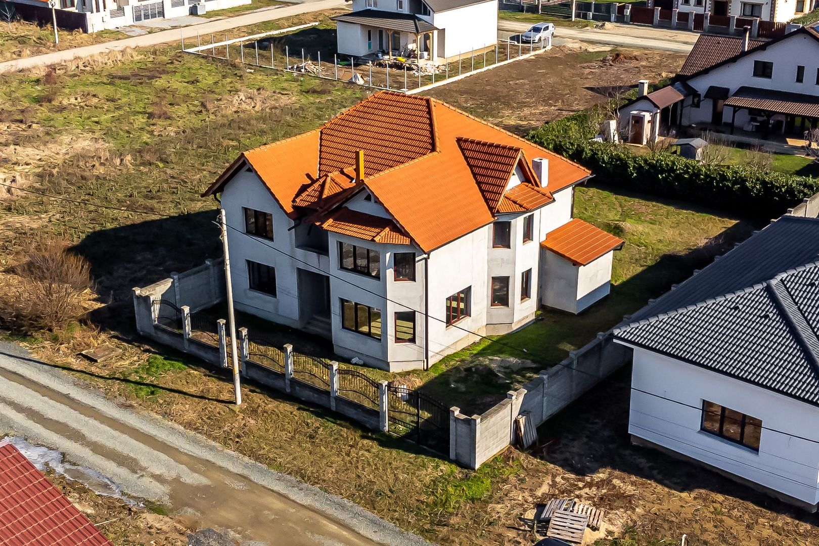 Preț competitiv - Vilă generoasă in cartierul Europa - Poză 1