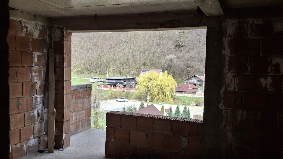 Casa la rosu– teren 706 mp – Gura Raului – vedere panoramica - Poză 4