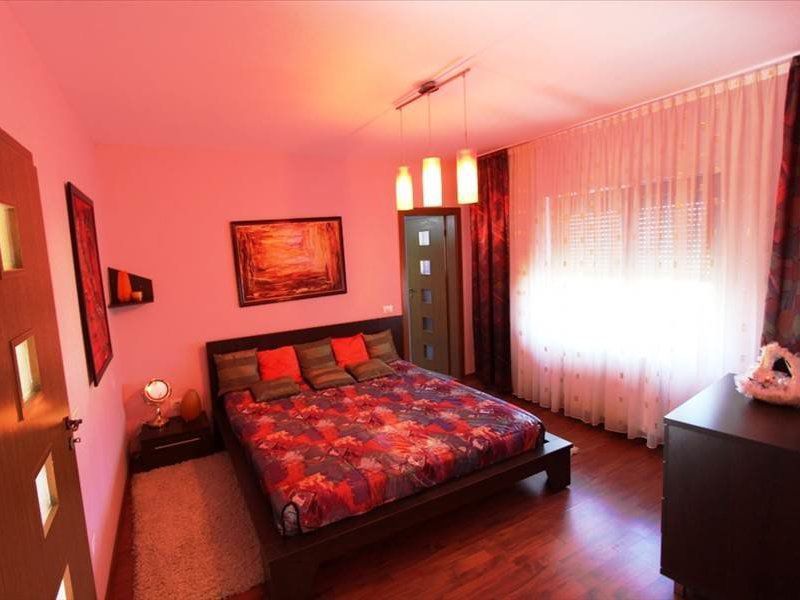 Vila spațioasă la intrare în Dumbravita - Poză 8