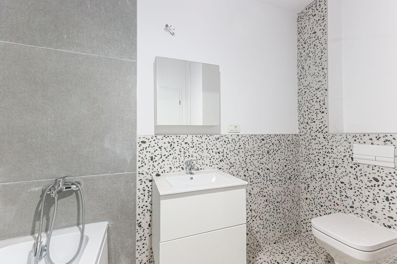 VÂNDUT! Apartament nou, ultracentral, cu loc de parcare privat - Poză 8