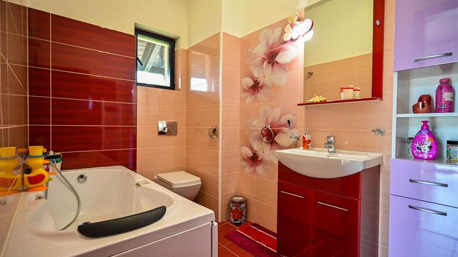 Somptuozitate in stil modern, 2 garaje, 3 terase, totul pe 1.000 mp teren - Poză 39