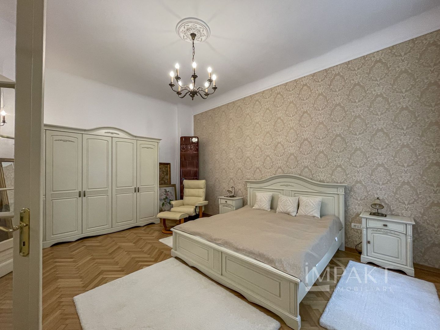 Apartament deosebit cu 3 camere, curte si parcare, aproape de Centru - Poză 3