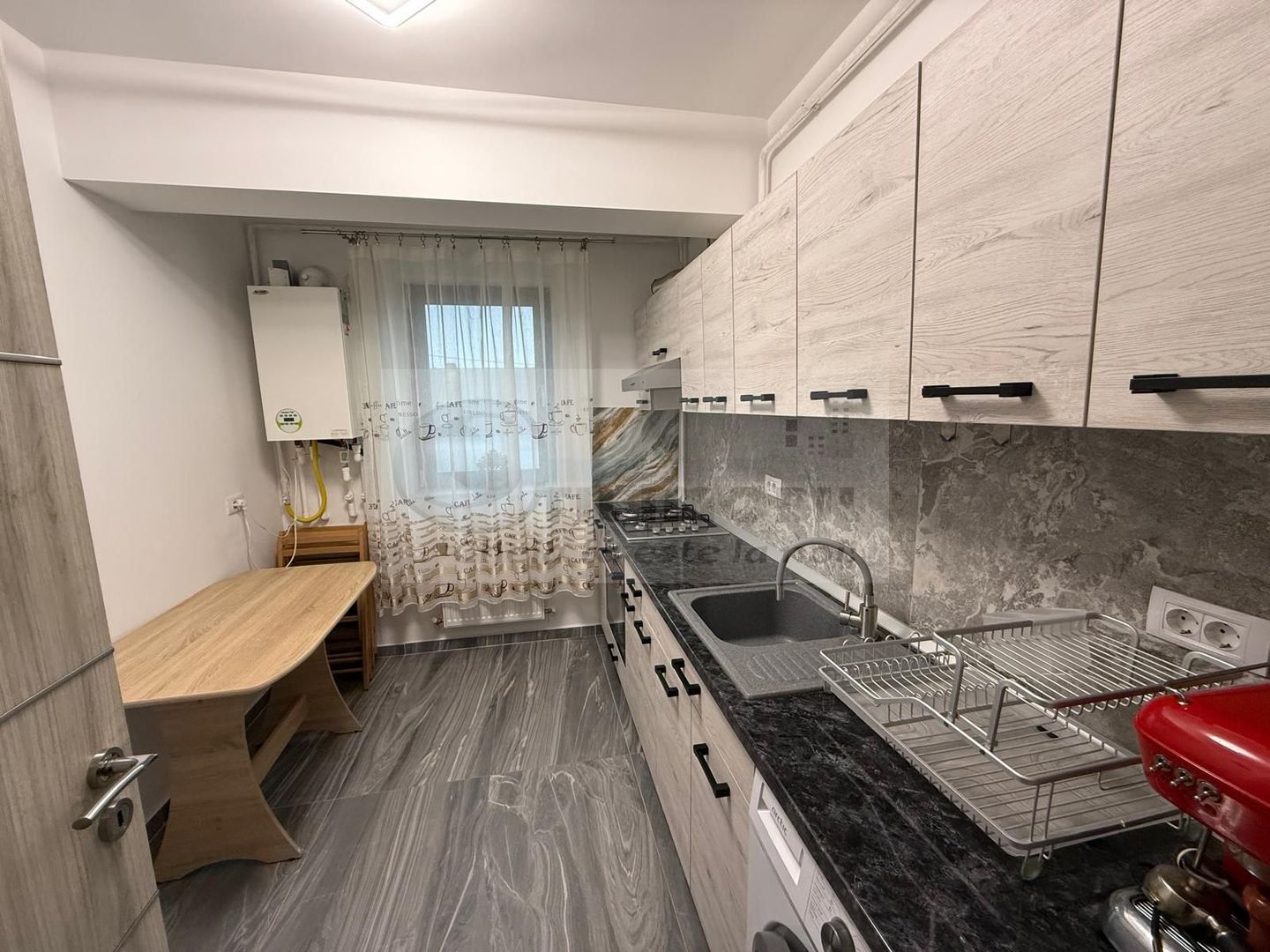APARTAMENT 2 CAM DEC CAPAT CUG MOBILAT SI UTILAT LIBER - Poză 1