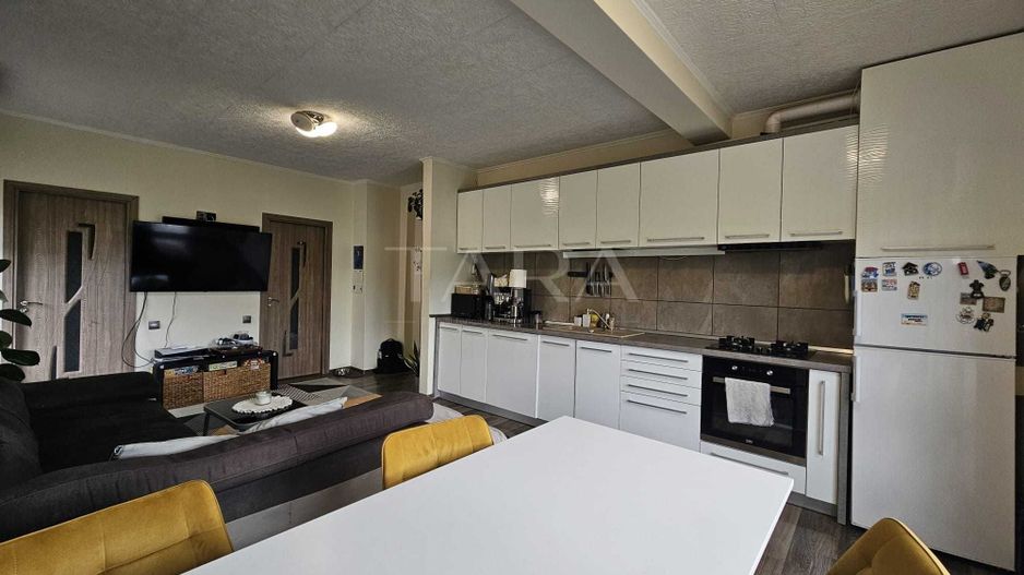 Apartament modern cu terasă generoasă și priveliște superbă. - Poză 1
