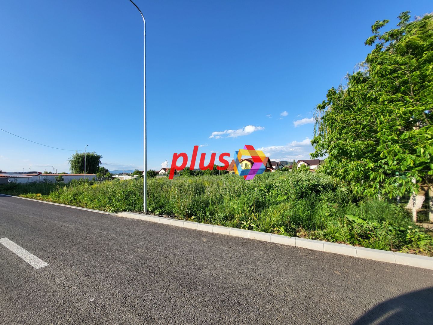 Teren autorizabil rapid cu asfalt și iluminat public - 685 mp - Poză 2