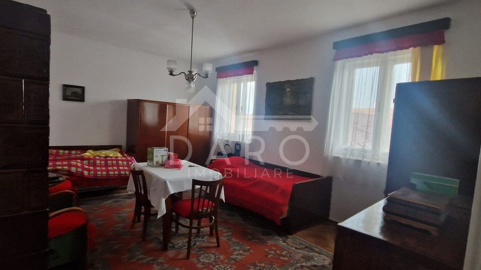 Vând apartament cu o camera in zona semicentrala a orasului - Poză 1