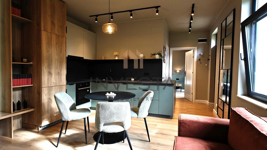 Locuință deosebită în Centru – apartament la casă, curte proprie! - Poză 1