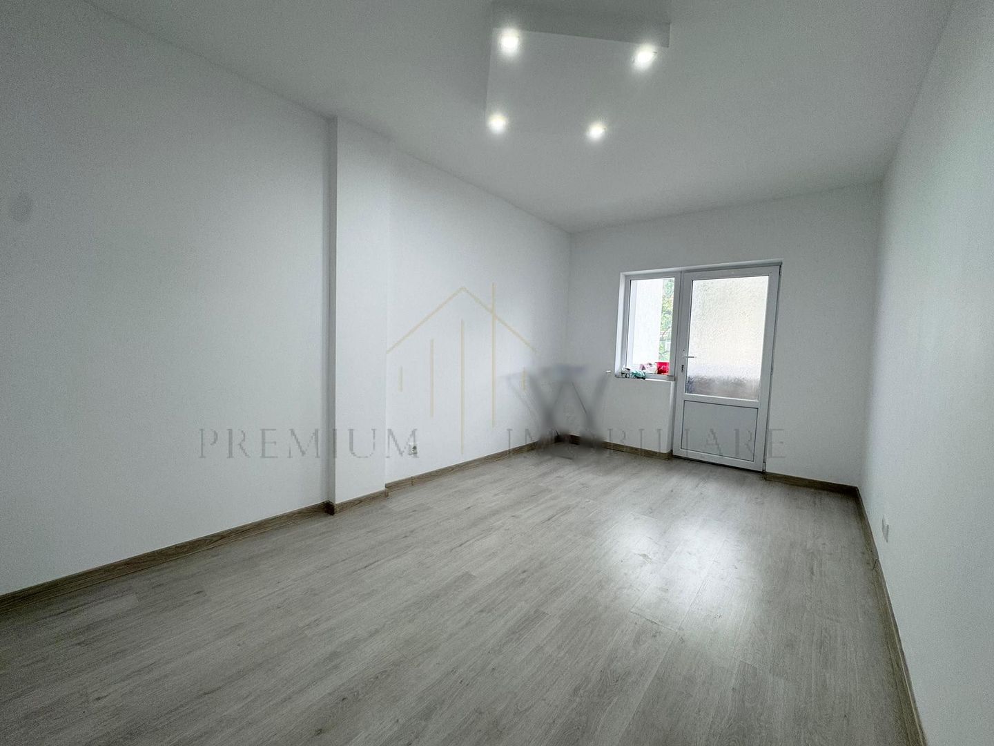 Apartament 2 Camere - Decomandat - Etaj 1 - Poză 2