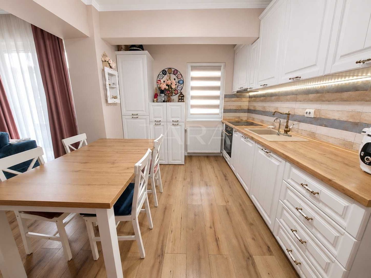 Apartament cu 3 camere, terasă de 125 mp, Baciu. - Poză 1