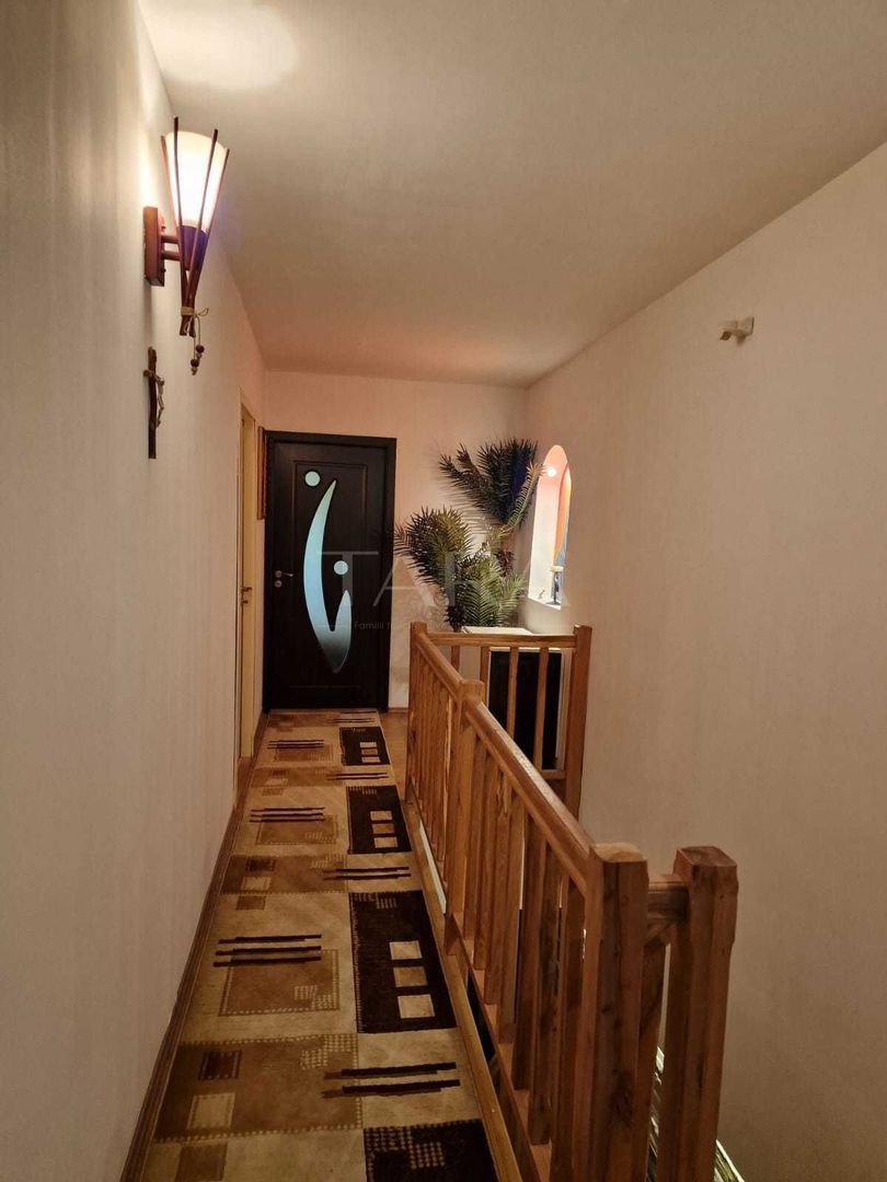 Casă Spațioasă cu Garaj și Mansardă – Gruia - Poză 3