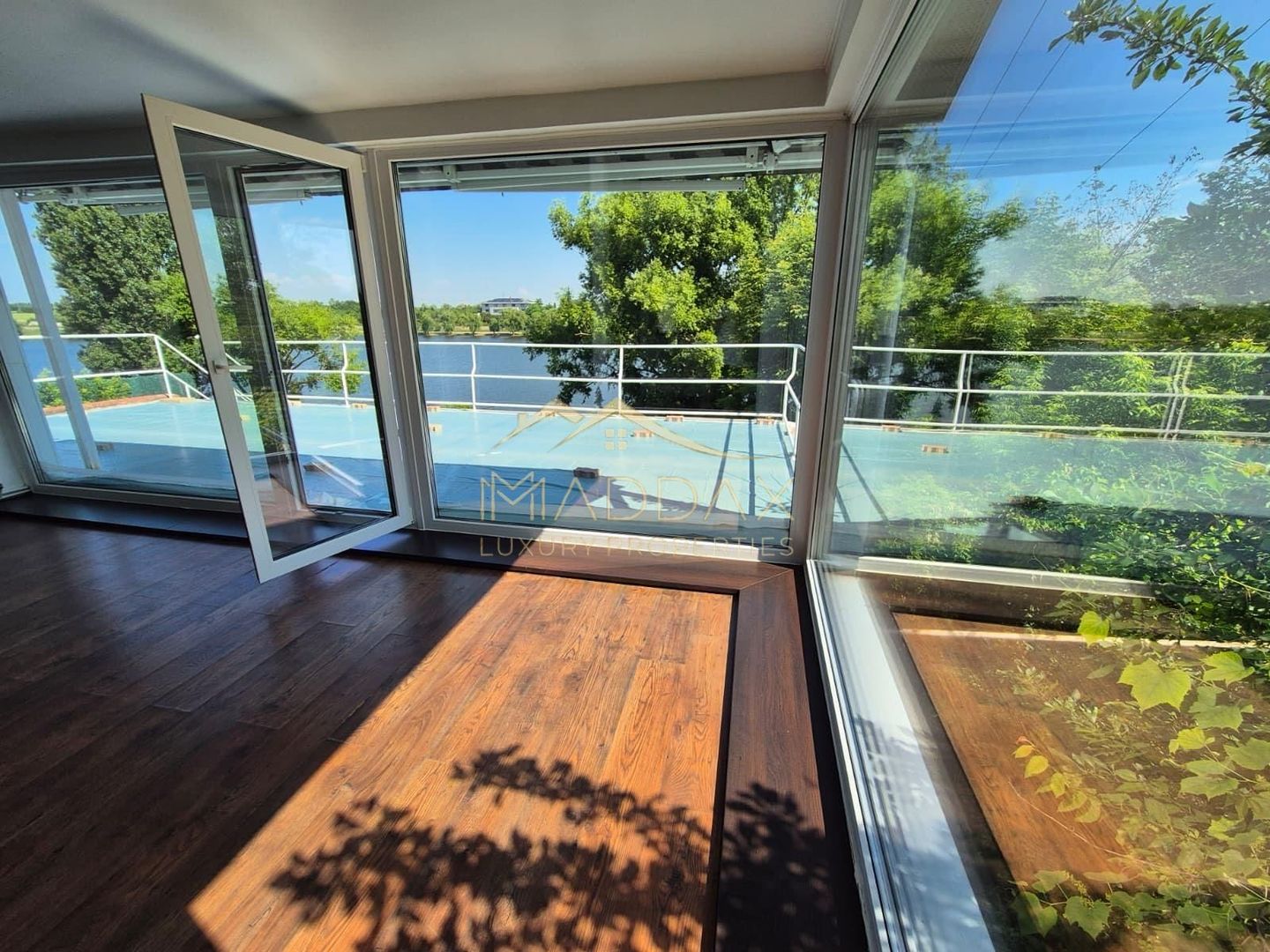 Vilă cu deschidere la lac I  Piscină proprie și acces rapid către București* - Poză 3