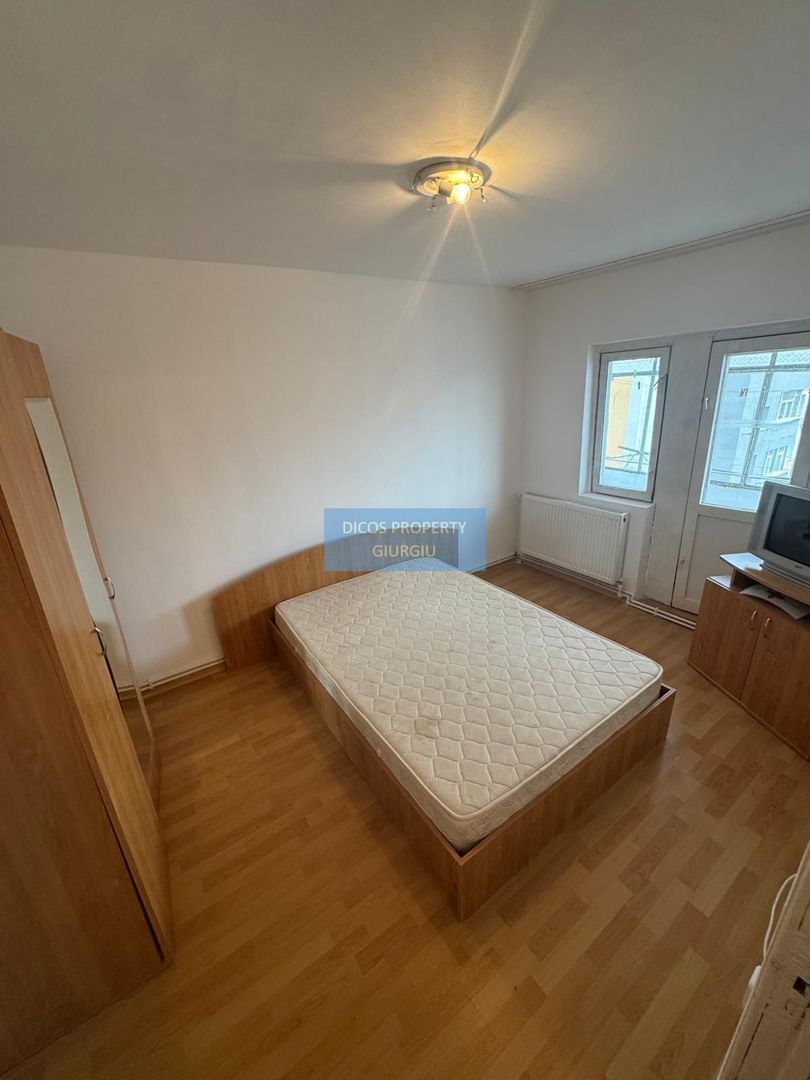 Apartament 3 camere de vânzare – Tineretului, zona Biserică - Poză 1