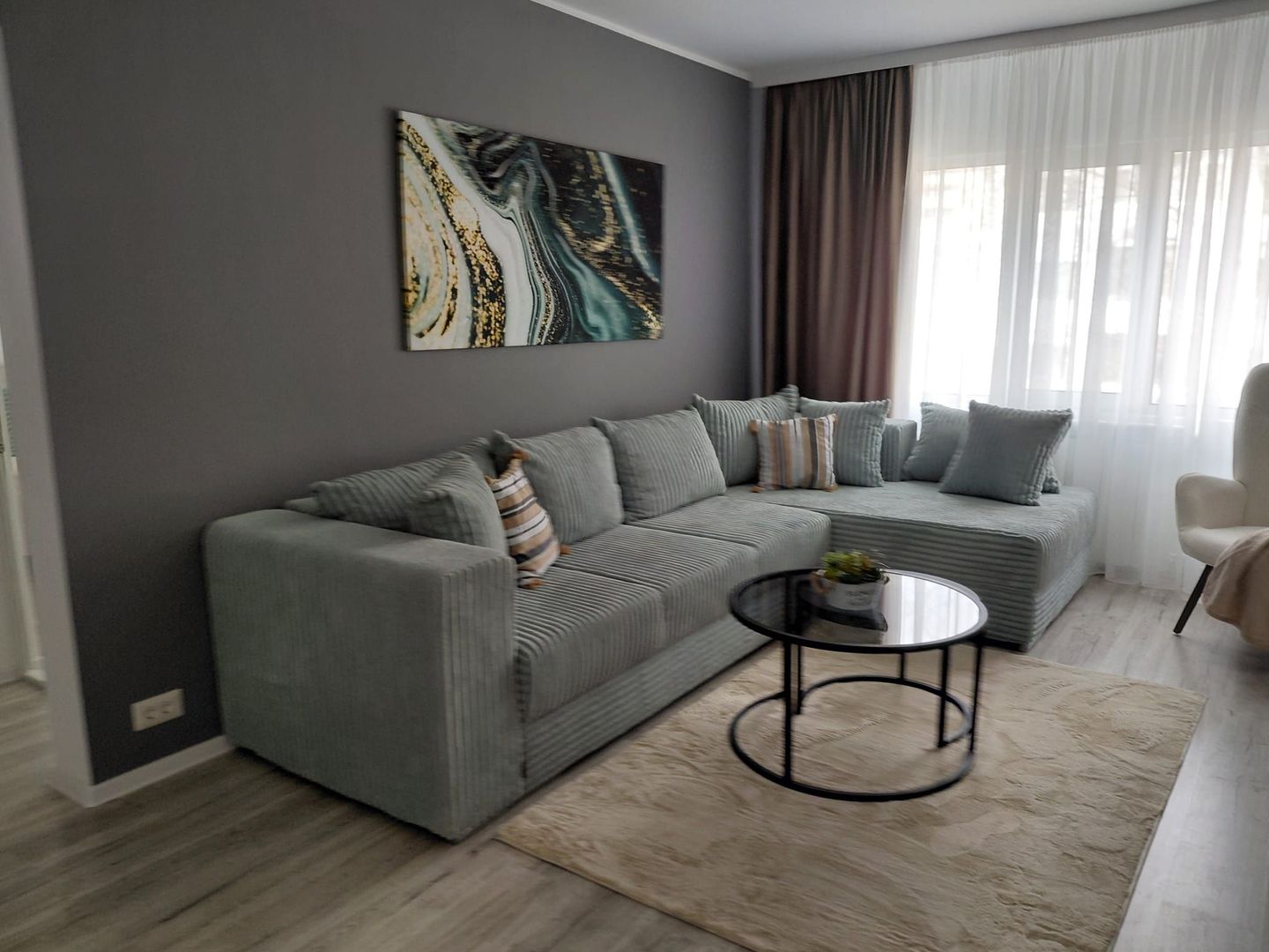 Vanzare - apartament cu 3 camere, Micro 16, renovat, mobilat nou - Poză 2