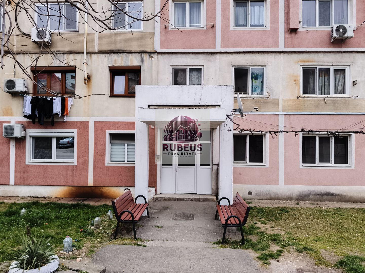 Mic la întreținere, bun la randament: apartament în Orșova - Poză 2