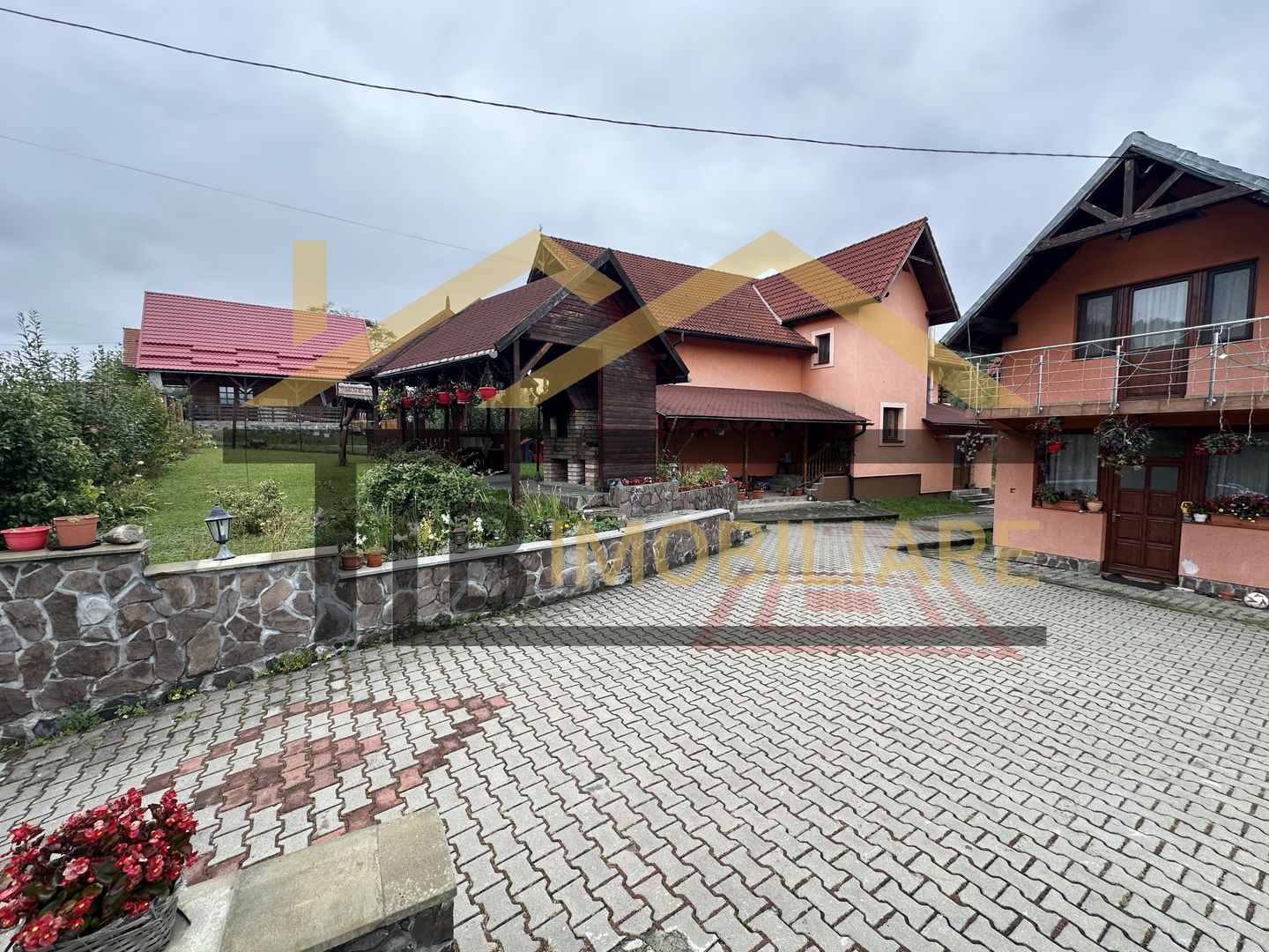 Vila cu 8 camere de vanzare, teren 1580mp, Zona Praid - Poză 2