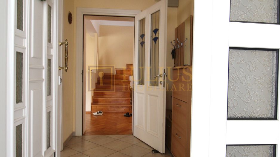 3 dormitoare, 3 bai, living spatios, 2 terase si curte. - Poză 2