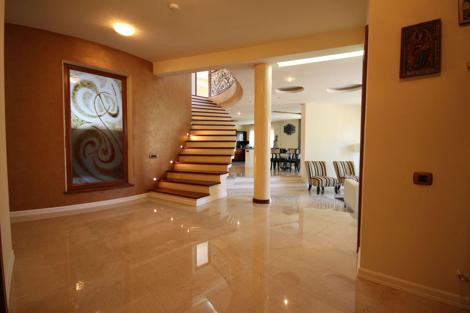 O casa deosebita cu Piscina - Poză 5