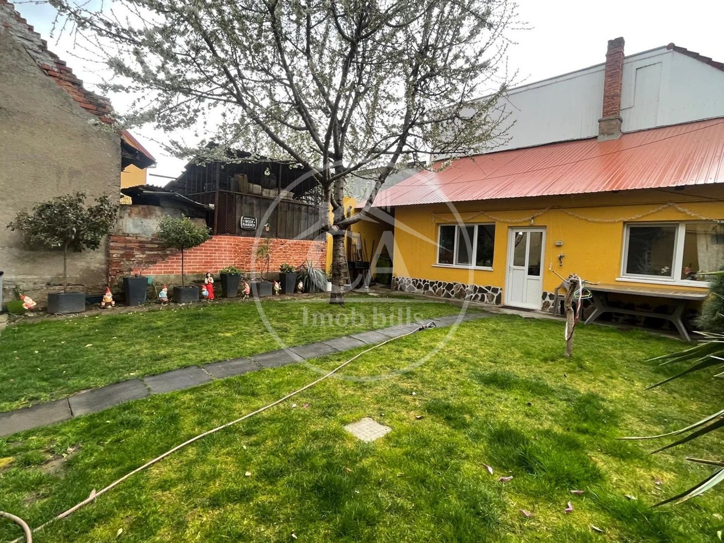 Casa de vânzare cu 7 camere in zona Nufarul, Oradea - Poză 2