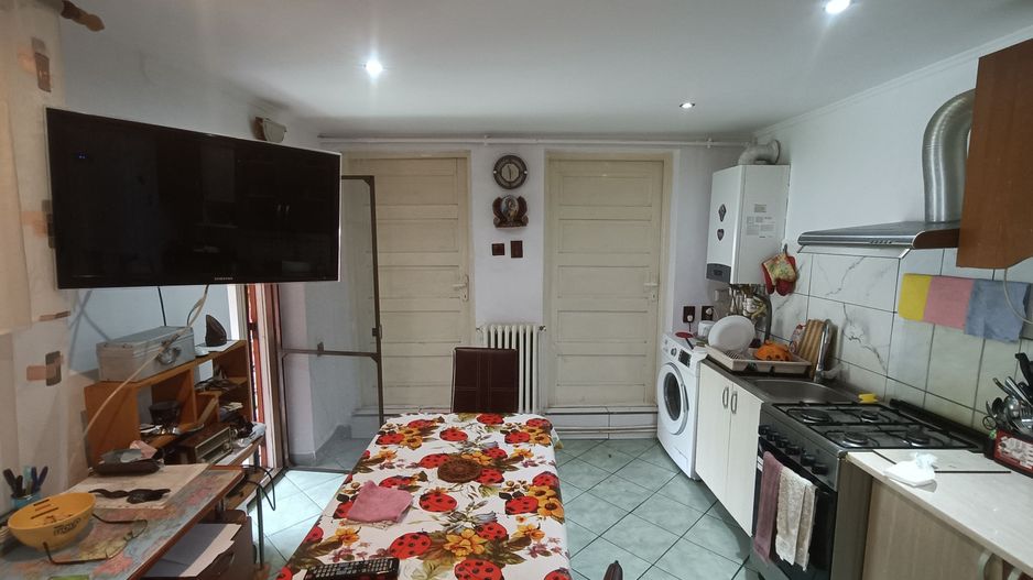 Casă de vanzare cu 4 camere 107 mpu pivnita anexe curte gradina Sebes - Poză 6