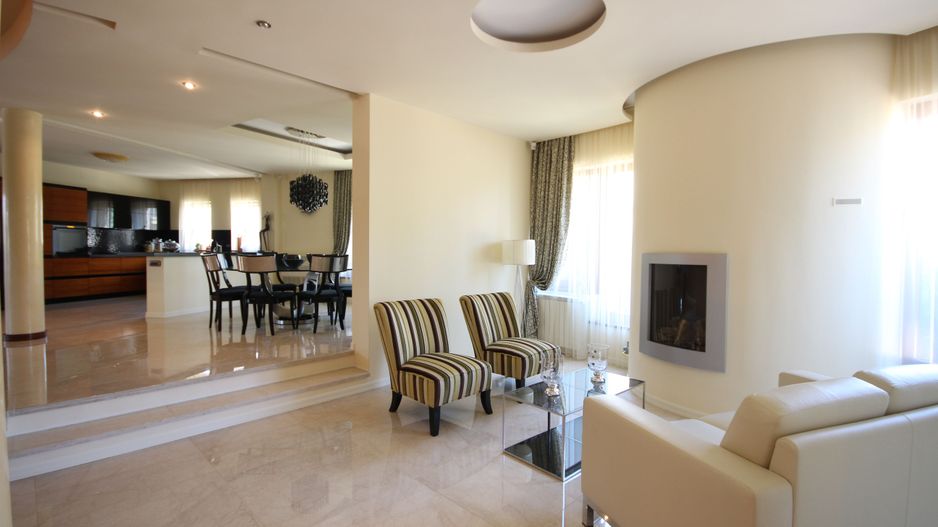 O casa deosebita cu Piscina - Poză 7