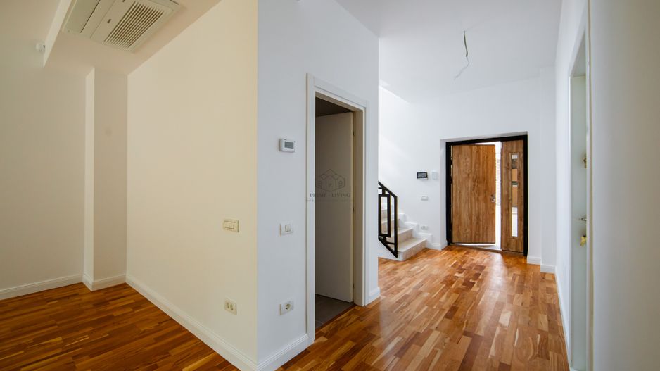 VILA SUPERBĂ CU 4 DORMITOAARE ȘI PISCINA LA INCHIRIERE - Poză 3