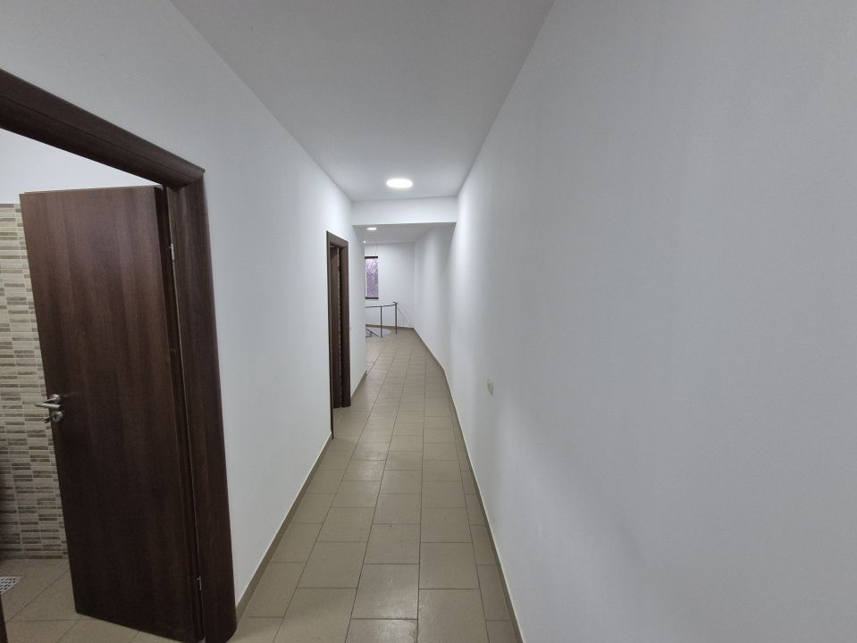 Spatiu de birouri generos - Poză 9