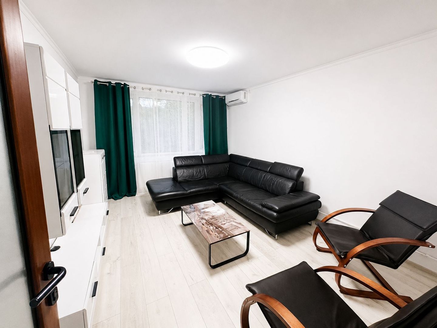 Apartament spațios 3 cam, complet renovat, mobilat – disponibil 01.07. - Poză 1