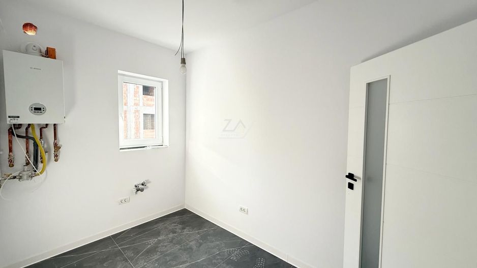 Disponibil imediat. Etaj 1. Bucatarie inchisa. Loc de parcare. Drum asfaltat. - Poză 3