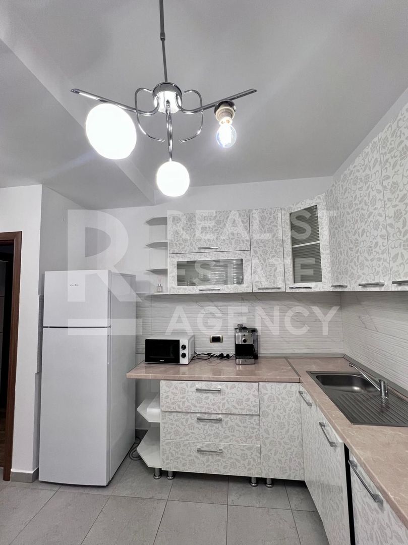 Apartament cu 3 camere – 13 Decembrie,  Coresi la 5 minute pe jos. - Poză 3