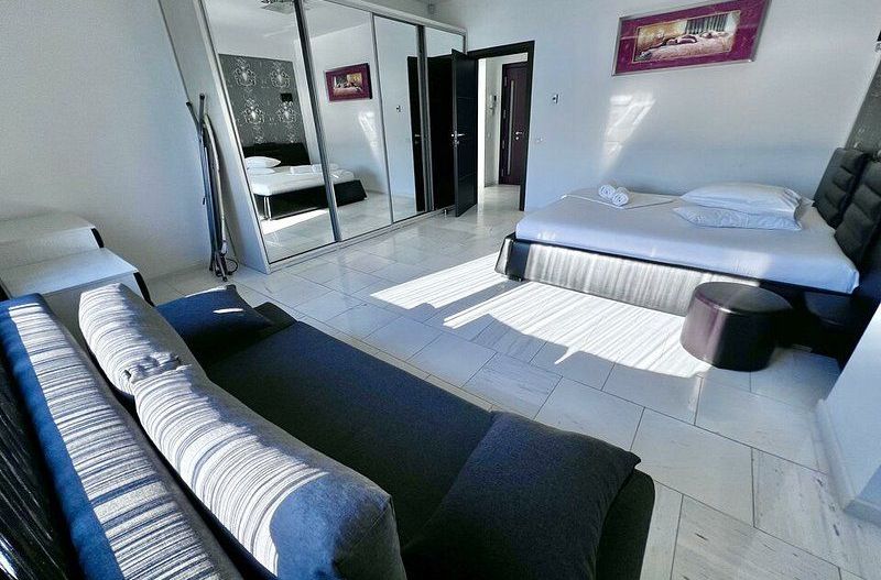 Apartament 2 camere Vila Sophia 1 - Vedere frontala la lac - - Poză 3