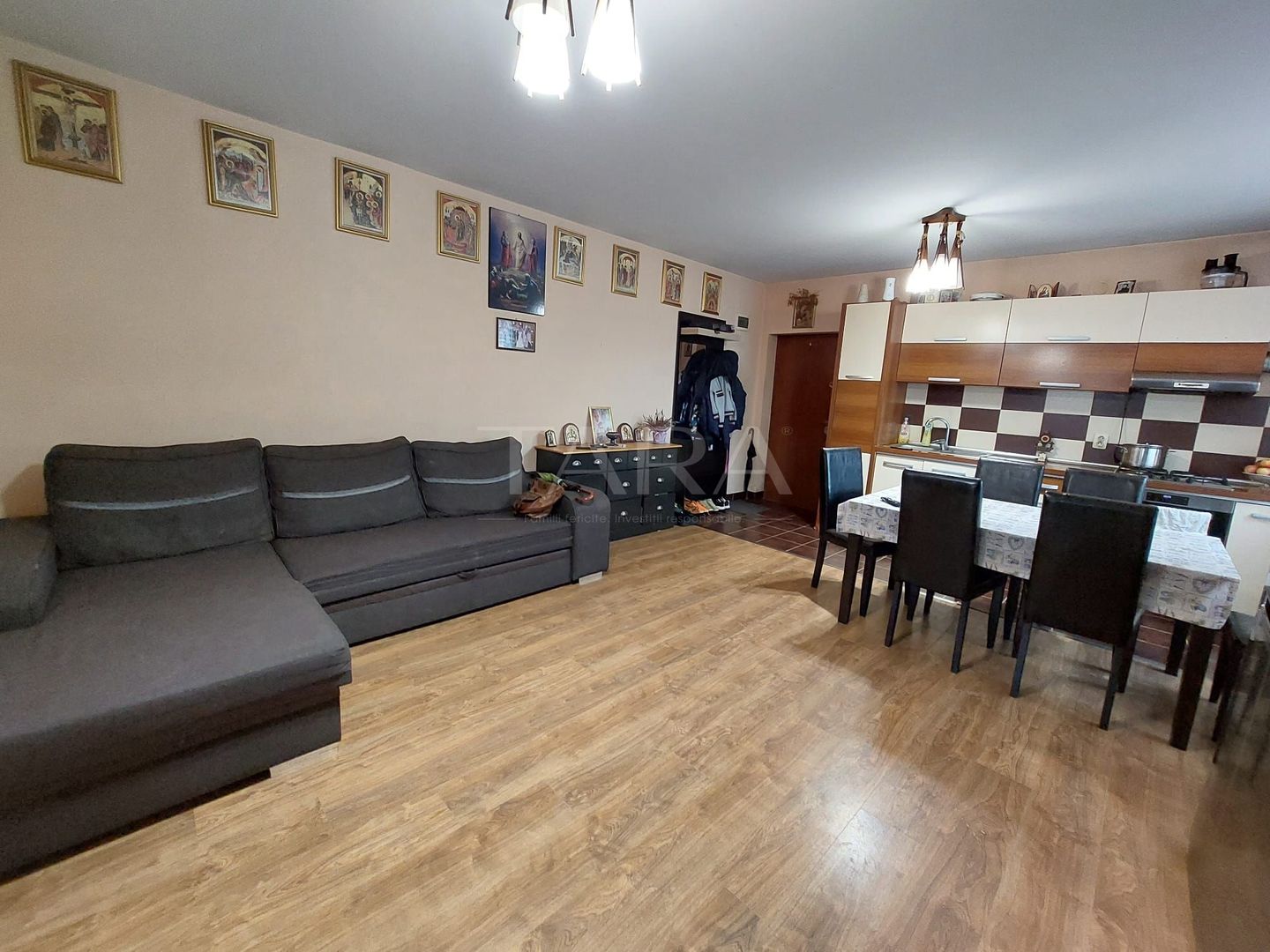 Apartament cu 3 camere in Floresti. - Poză 1
