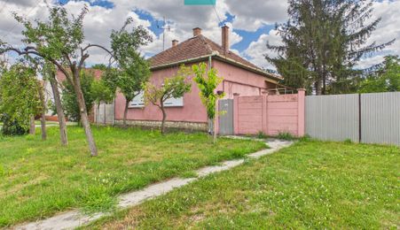 Casă cu 3 camere și teren de 1454 mp în Battonya