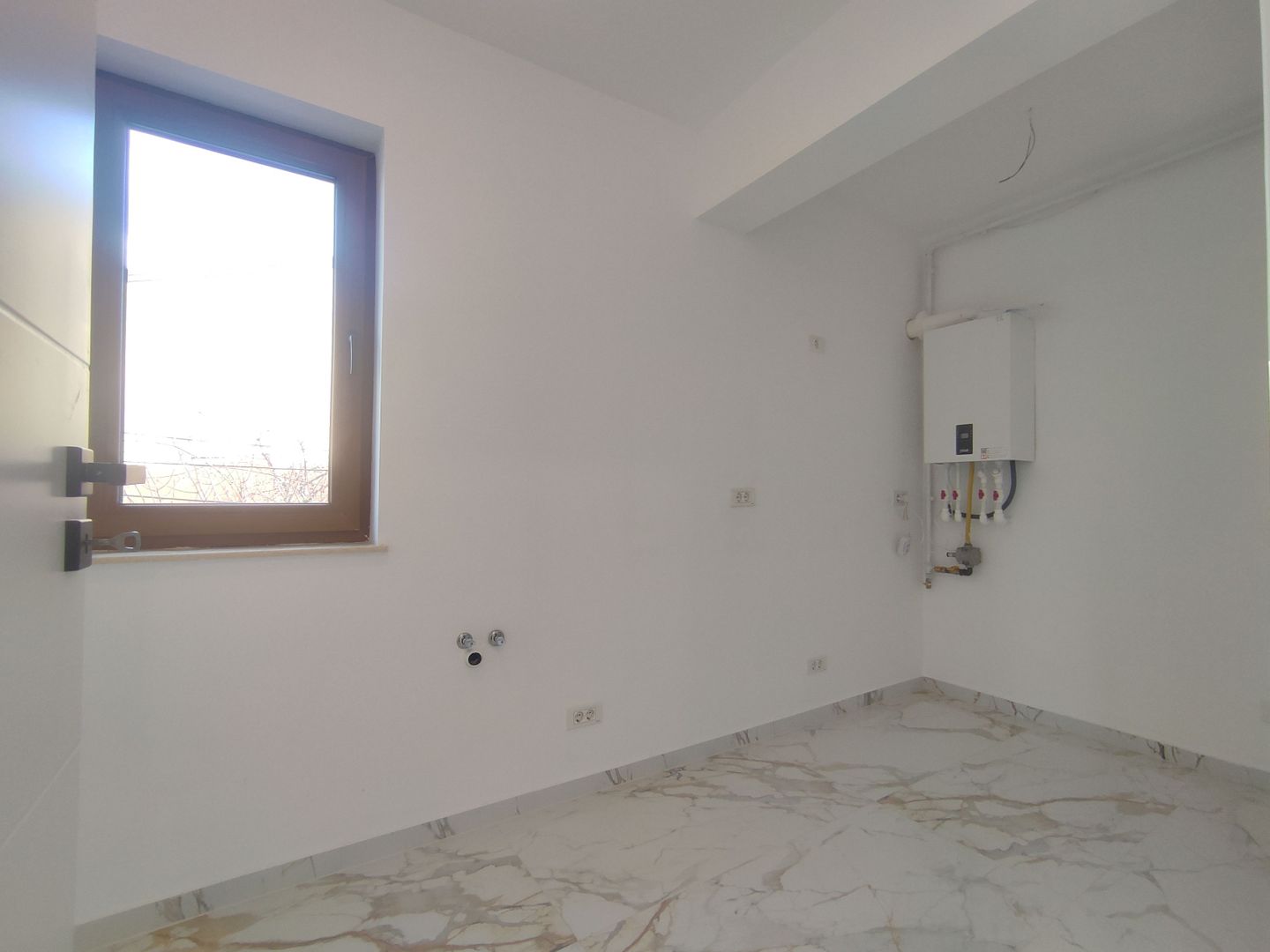 Garsoniera noua de vanzare la 5 minute de metrou laminorului - Poză 8