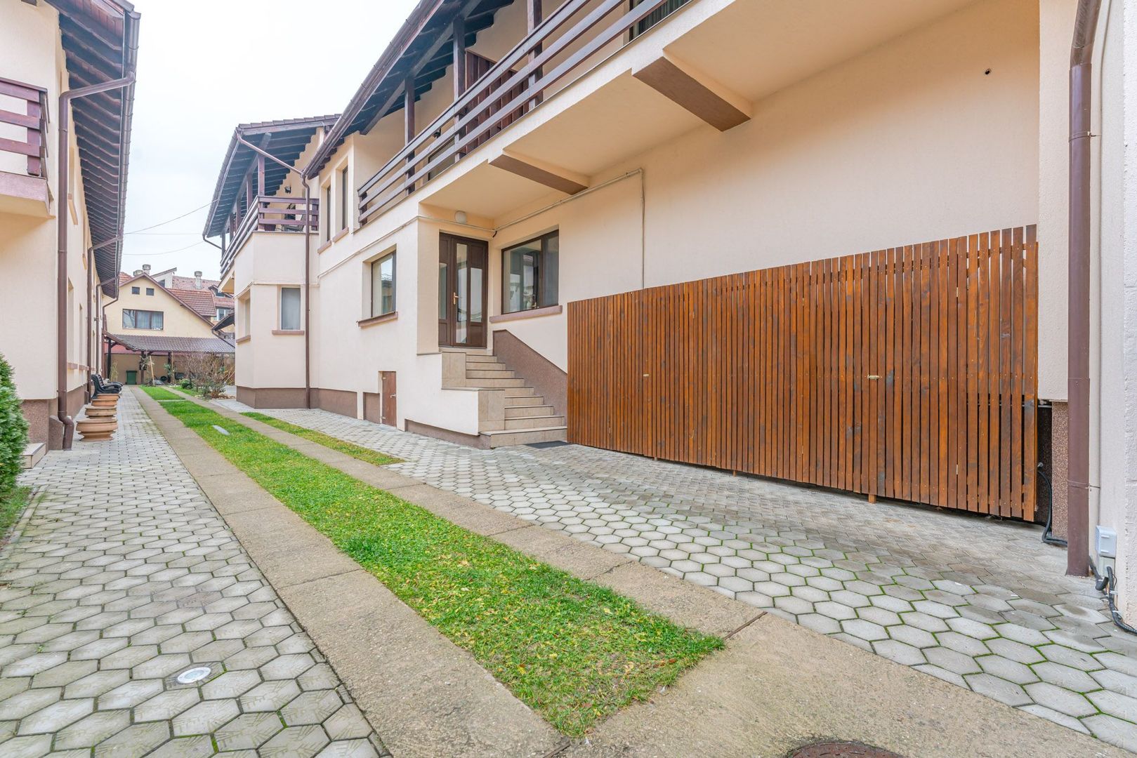 Pensiune Râșnov, 13 camere plus locuință proprietar, zonă Cetate - Poză 1