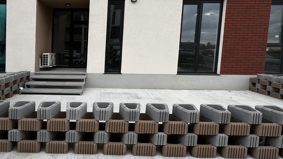 Apartament cu 2 camere si curte   -  Parter   -Zona Torontalului - Poză 1