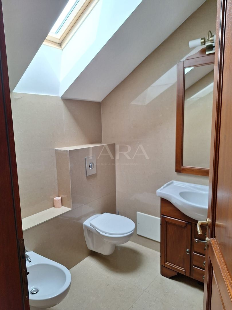 Casa deosebită în Europa – stil clasic, terase și grădină amenajata - Poză 11