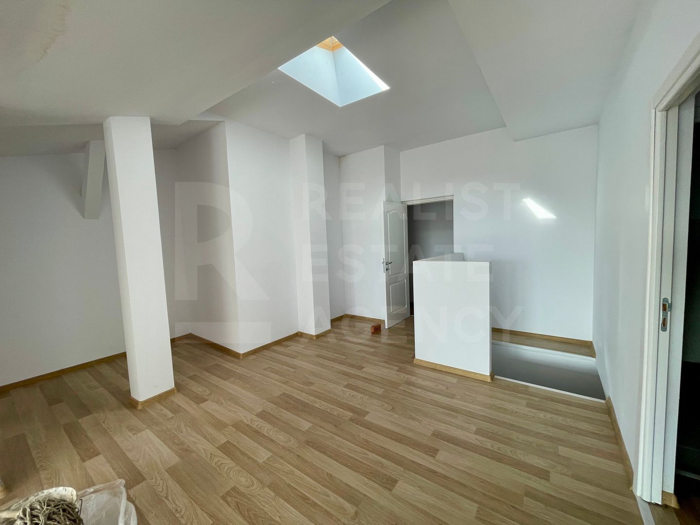 De vânzare – Clădire impresionantă, 11 camere, 9 dormitoare, Păcurari - Poză 24